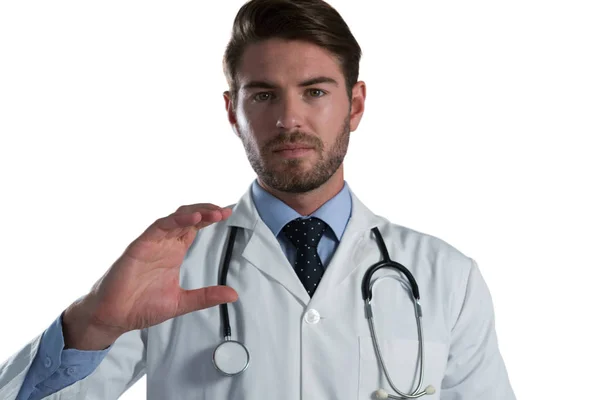目に見えないオブジェクトを保持するふりをしている男性医師 — ストック写真