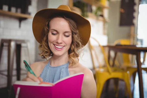 Donna che scrive in latticini rosa — Foto Stock