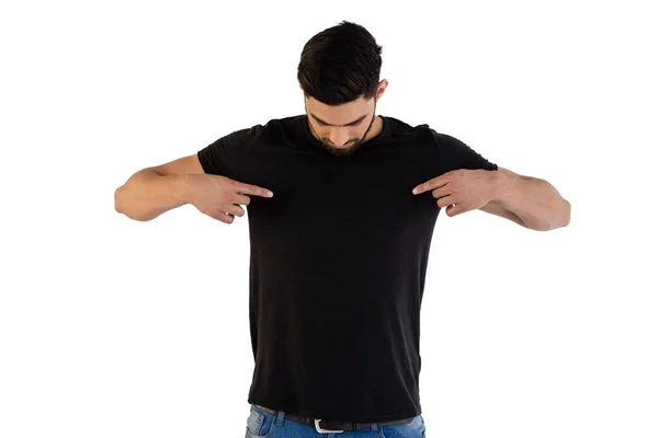 Knappe man wijzend op t-shirt — Stockfoto