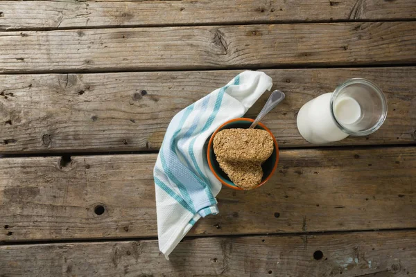 Barra de granola y leche con servilleta —  Fotos de Stock