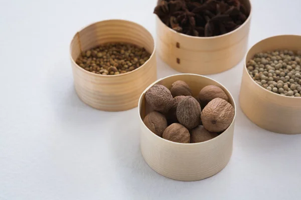 Muskotnötter, vitpeppar, korianderfrö — Stockfoto