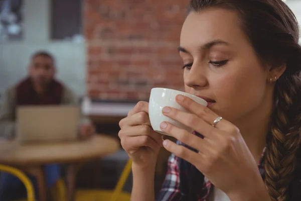 Femme buvant du café — Photo