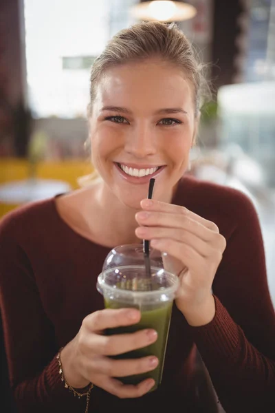 Mujer joven bebiendo de vidrio desechable — Foto de Stock