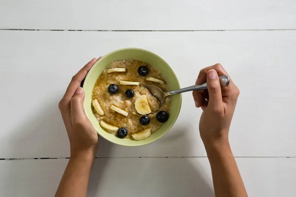 Mujer desayunando sano — Foto de Stock