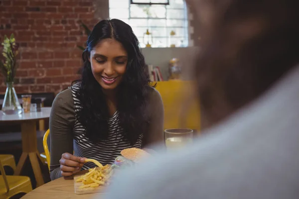 Kvinna med vän med pommes frites — Stockfoto