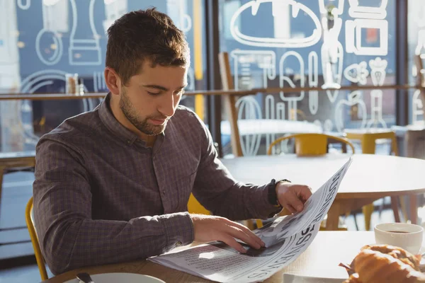 Joven empresario leyendo el periódico —  Fotos de Stock