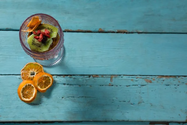 Kiwifruit slice and dried fruits in glass bowl — Stock Photo, Image