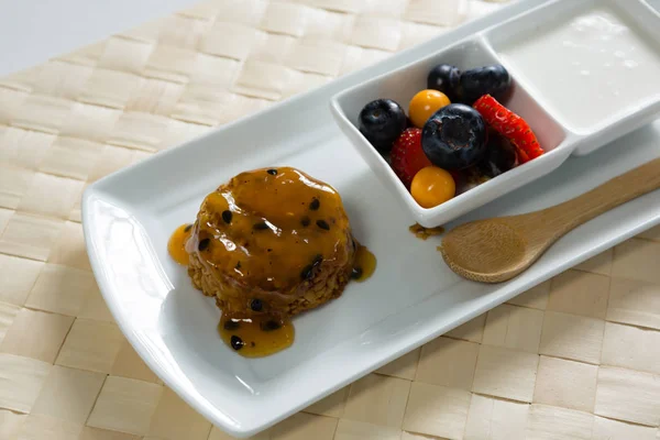 Desayuno saludable en el plato de servir en el lugar estera — Foto de Stock