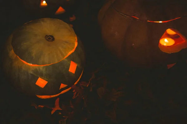 Jack o linterna que brilla en el cuarto oscuro durante Halloween —  Fotos de Stock