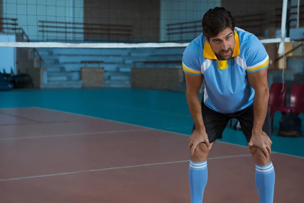 Retrato del jugador de voleibol en la cancha —  Fotos de Stock