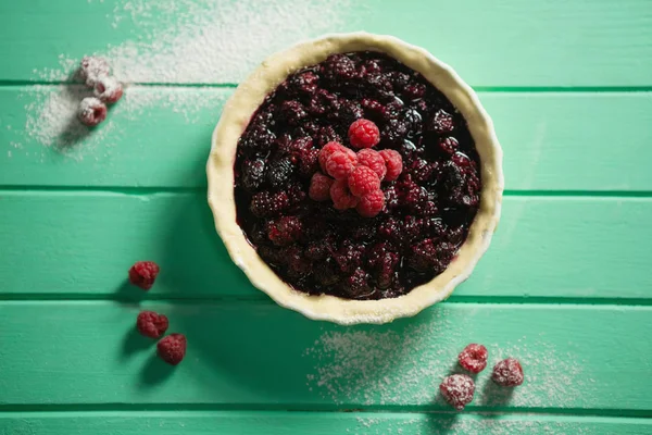 Frambuesas y moras en tarta en bandeja para hornear —  Fotos de Stock