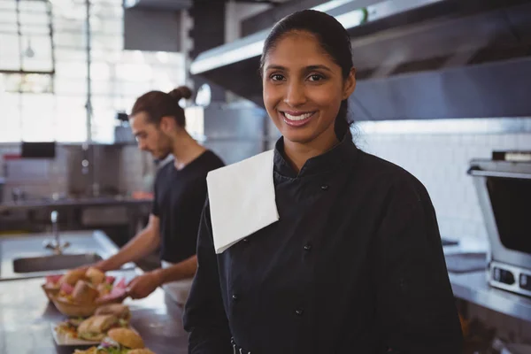 Servitrisen av medarbetare i café — Stockfoto