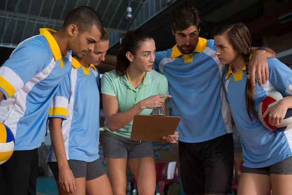 Entrenador de pie con jugadores de voleibol — Foto de Stock