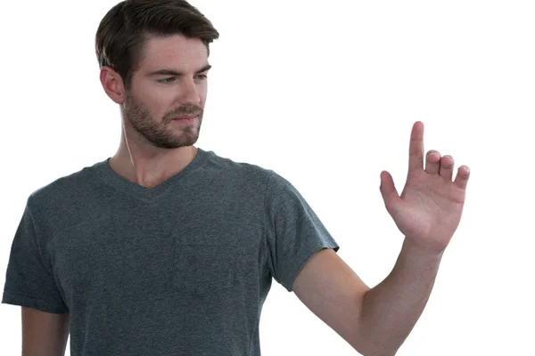 Hombre fingiendo tocar una pantalla invisible — Foto de Stock