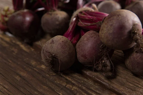 Close-up van verse biologische beetroots — Stockfoto