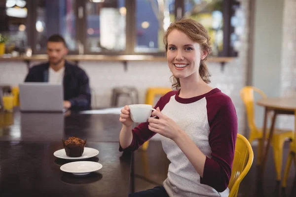 Mujer sosteniendo taza de café — Foto de Stock