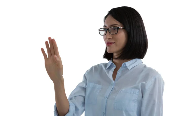 Vrouw met behulp van onzichtbare scherm — Stockfoto