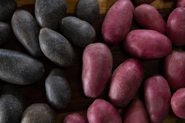 Patates douces sur une table en bois — Photo