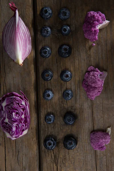 Verschillende plantaardige gerangschikt op houten tafel — Stockfoto