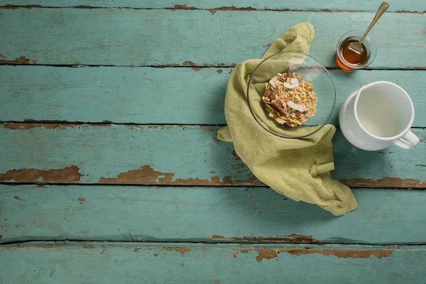 Schüssel Frühstückszerealien, Honig und Milch — Stockfoto