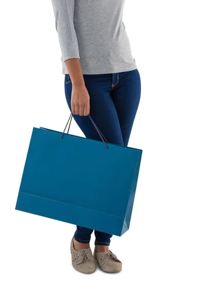 Mulher segurando saco de compras azul — Fotografia de Stock