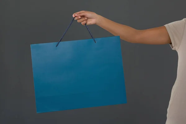 Mujer sosteniendo azul bolsa de compras —  Fotos de Stock