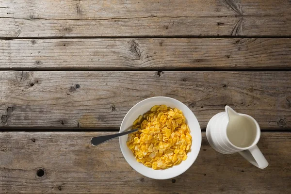 Cuenco de trigo cereales y leche —  Fotos de Stock