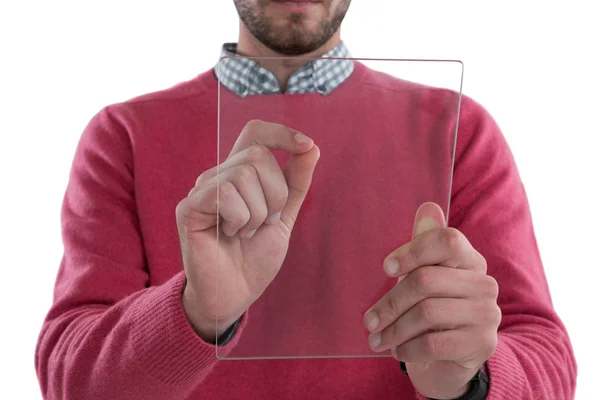 Mitten delen av man använder glas surfplatta — Stockfoto