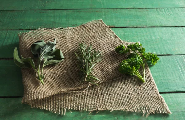 Différents types d'herbes sur le sac — Photo