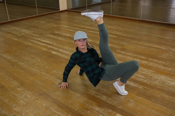 Mujer ensayando danza —  Fotos de Stock