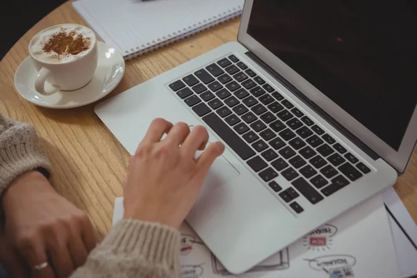 Las manos recortadas de la mujer de negocios utilizando el ordenador portátil —  Fotos de Stock