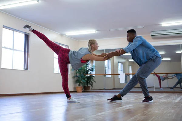 Bailarines ensayando en el suelo de madera — Foto de Stock