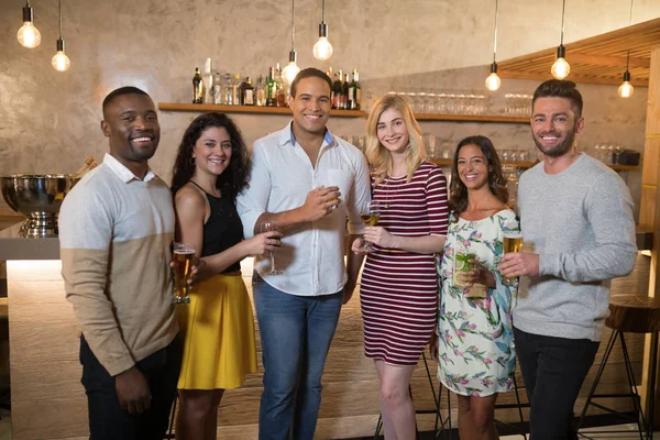 Freunde stehen mit Getränken im Restaurant — Stockfoto