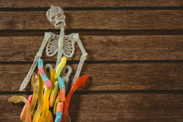 Vista de la decoración del esqueleto con caramelos —  Fotos de Stock