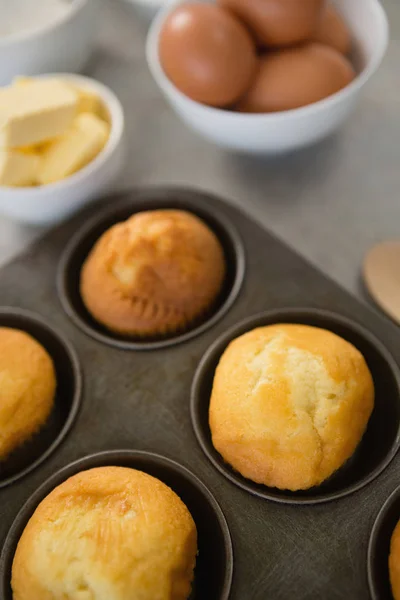 Muffins in tin door ingrediënten — Stockfoto