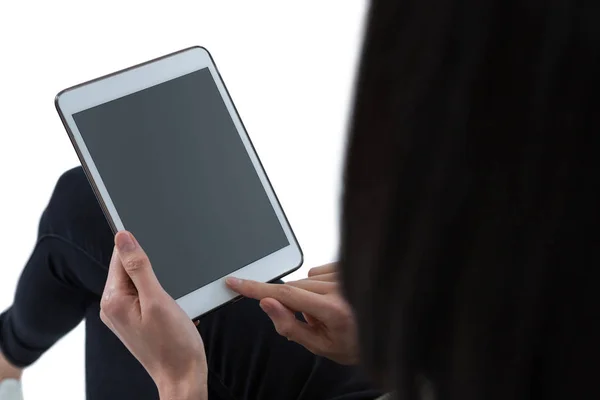 Vrouwelijke Executive met behulp van digitale Tablet — Stockfoto