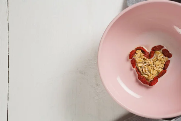 Trockenfrüchte bilden Herzform im Teller — Stockfoto