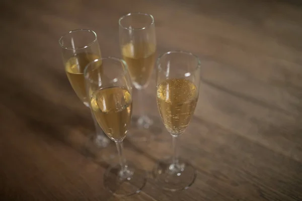 Szklanki szampana, ułożone na stole — Zdjęcie stockowe