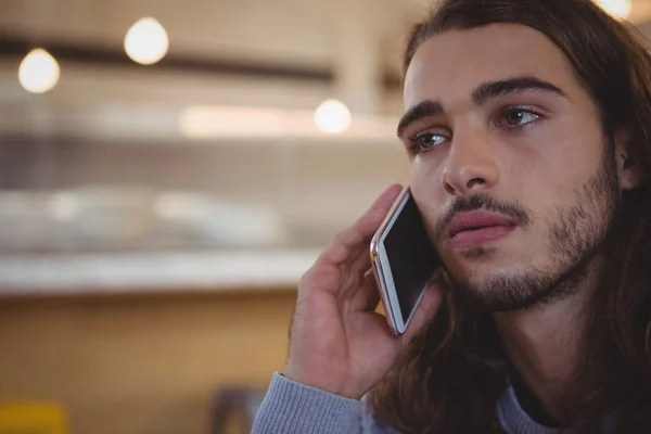 Uomo che utilizza il telefono in caffè — Foto Stock