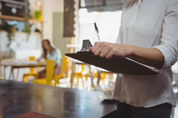 Официантка с буфетом в кафе — стоковое фото