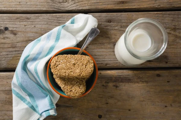 Barra de granola y leche con servilleta —  Fotos de Stock