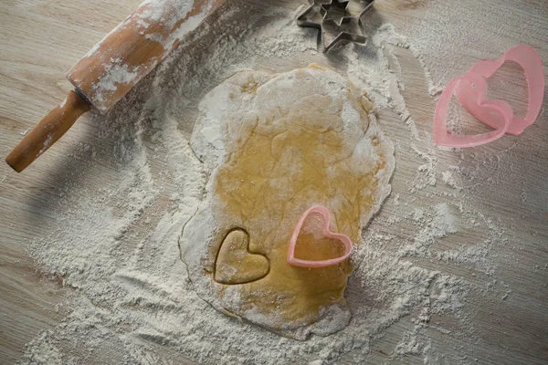 Heart shape cutter on dough — Stock Photo, Image