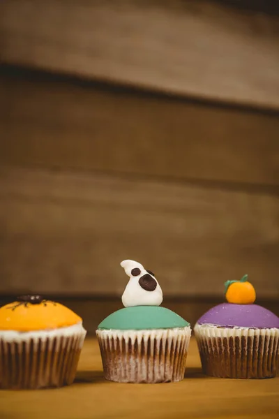 Vários alimentos doces dispostos na mesa durante o Halloween — Fotografia de Stock