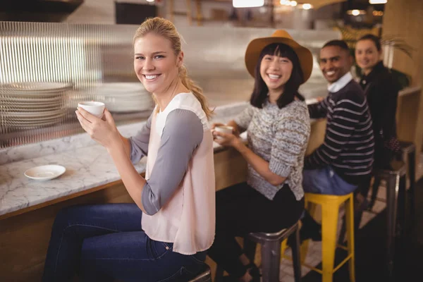 Jonge vrienden zitten met koffie — Stockfoto