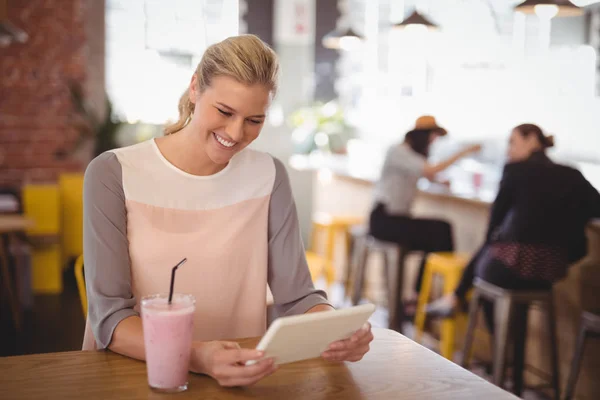 Blond kobieta za pomocą tabletu — Zdjęcie stockowe