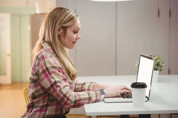 Executivo feminino trabalhando no laptop — Fotografia de Stock