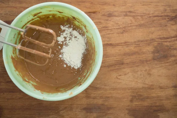 面粉用巧克力面糊在碗里 — 图库照片