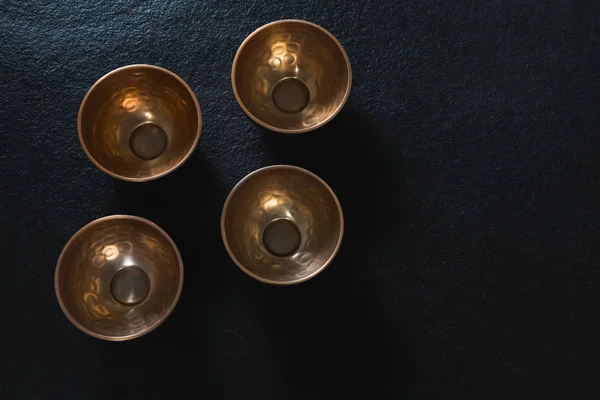 Gouden stalen kommen op tafel — Stockfoto