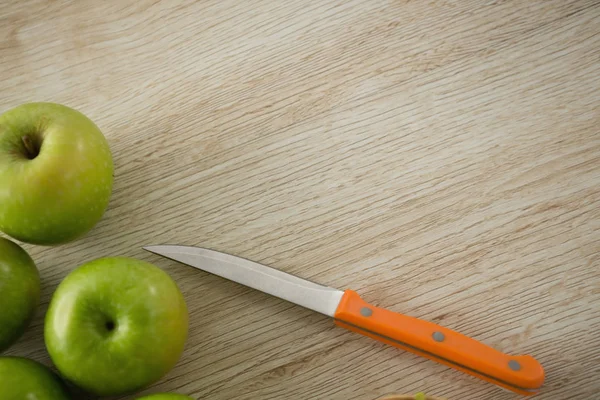 Oma schmiedet Apfel mit Küchenmesser — Stockfoto