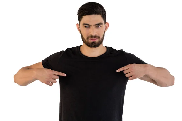 Retrato de homem apontando para t-shirt — Fotografia de Stock